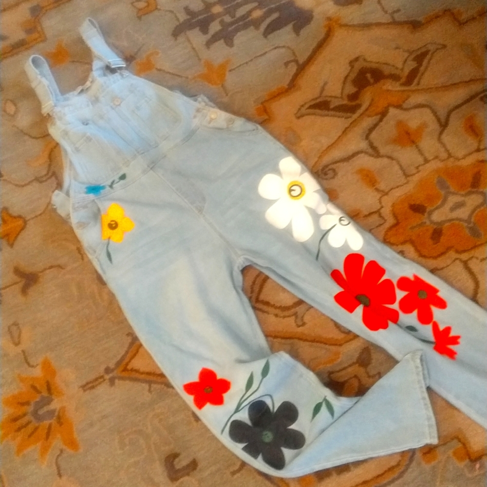 Fun misslook overall with mod painted flowers